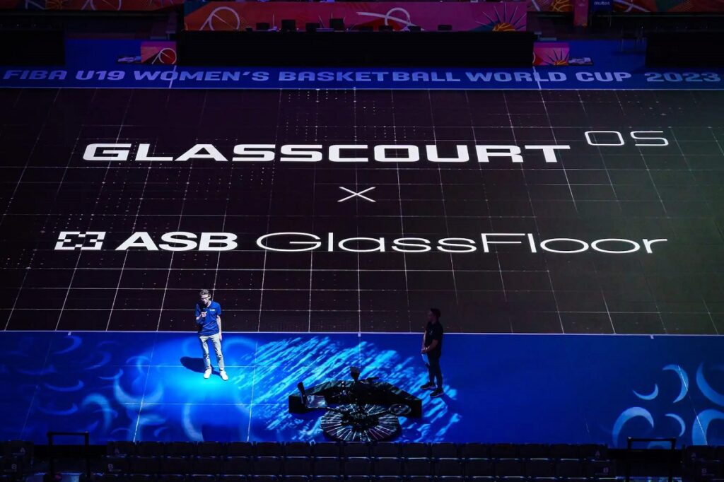 CEO von ASB GlassFloor präsentiert die eigens entwickelte Anwendung GlassCourt OS
